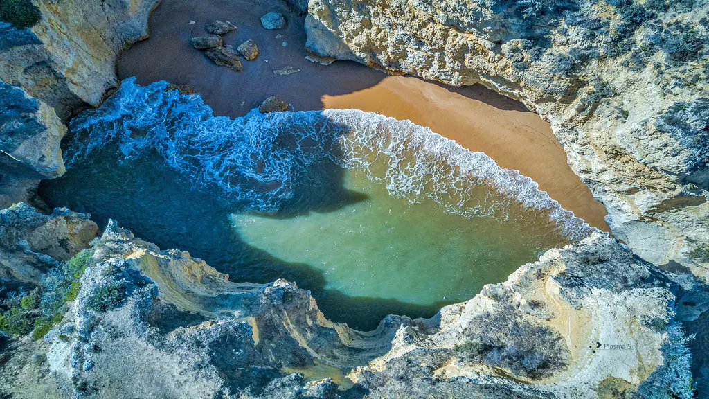 Обои на рабочий стол: Уютная морская бухта