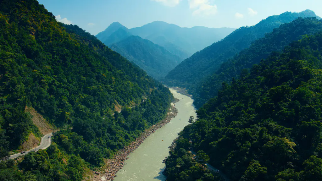 Обои на рабочий стол: Река в горах
