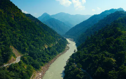 Долина, Лес, Вершины, Скалистые склоны, Серпантин, Зеленая растительность, Туман, Пейзаж
