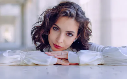 Женщина, Крупный план, Коричневые глаза, Кудрявые волосы, Белая блуза, Кольца, Руки, Минимализм