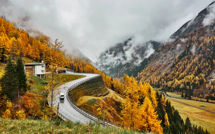 Долина, Туман, Хвойные леса, Желтые листья, Извилистая дорога, Белый фургон, Дом, Альпийские склоны