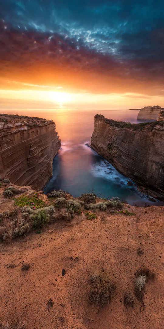 Phone wallpaper: Gorge in the west