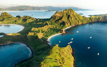 Пляж, Море, Яхты, Зеленая трава, Побережье, Скалы, Аэразъем, Голубая вода, Тропики