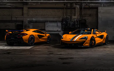 McLaren 600LT, McLaren 570S, Макларен, Суперкар, Спорткар, Два автомобиля, Оранжевый автомобиль, Спортивные машины, Купе, Родстер, Кабриолет, Литые диски, Колеса, Фары, Спойлер, Антикрыло, Полосы на кузове, Тюнинг, Промзона, Кирпичная стена