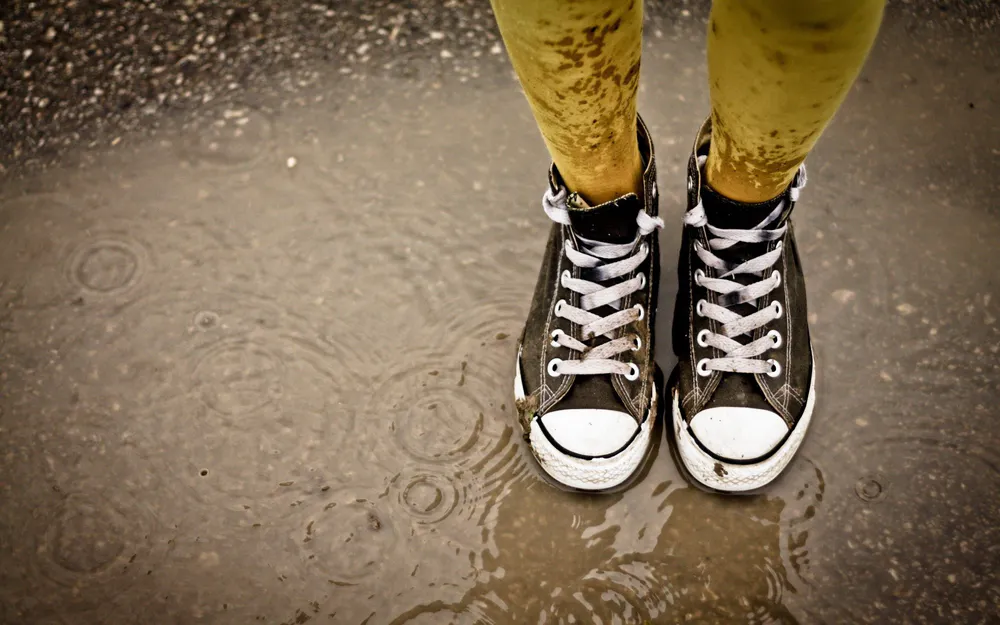 Wallpaper Converse Sneakers Shoes 1024x576
