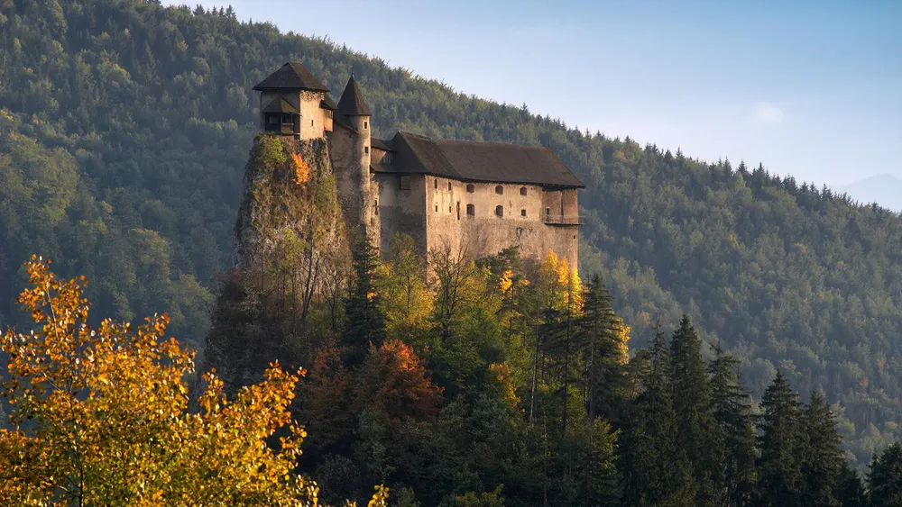 Wallpaper Mountain Top Castle in Slovakia 1280x800
