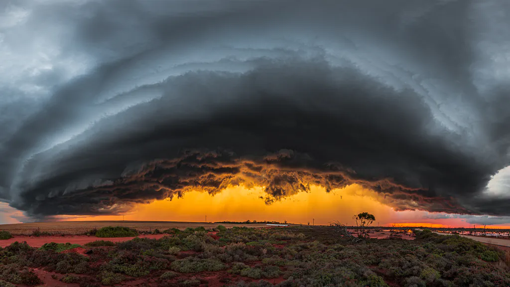Обои на рабочий стол: Буря на закате
