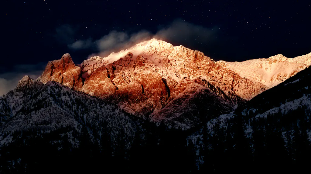 Обои на рабочий стол: Сияние вечерних вершин