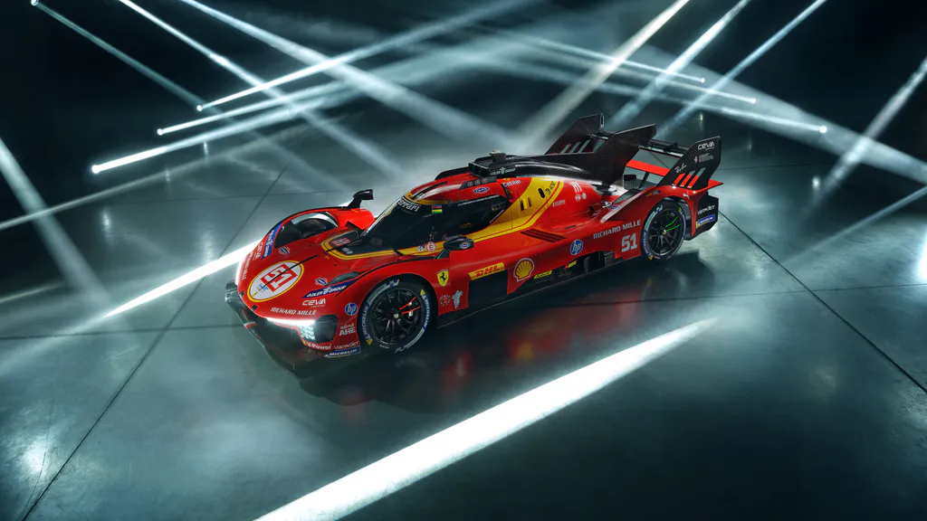 Обои на рабочий стол: Красный болид в свете прожекторов