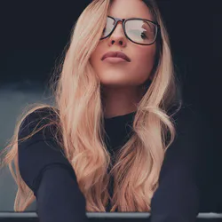 Стильна блондинка