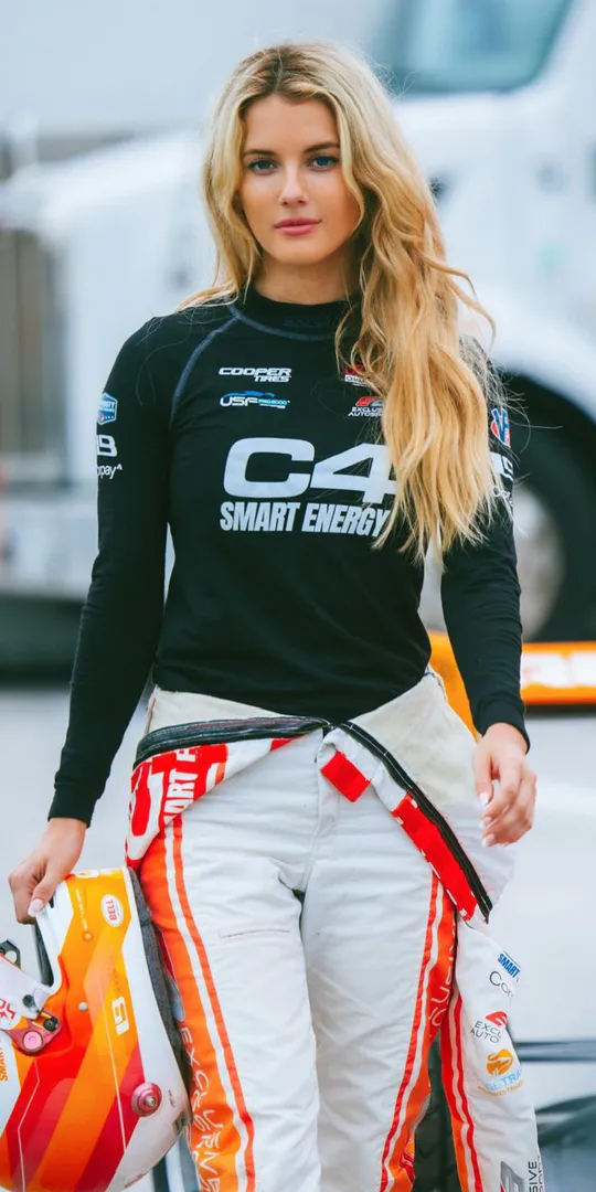 Обои на телефон: Женщина-гонщик