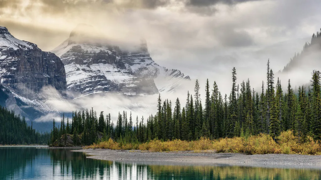 Обои на рабочий стол: Туманное горное озеро