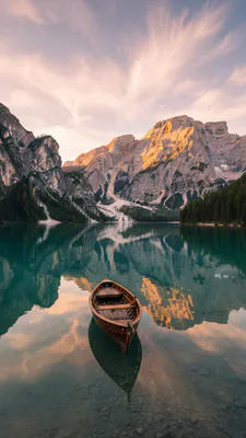 Деревянная лодка, Отражение, Спокойное озеро, Горы, Лес, Закат, Скалы, Спокойный, Природа