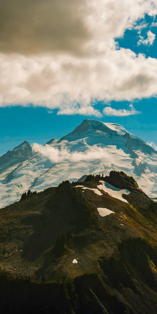 Обои на телефон: Вид на горный пик