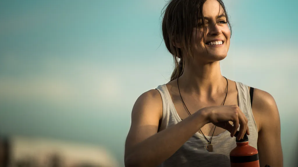 Обои на рабочий стол: Улыбающаяся женщина на открытом воздухе