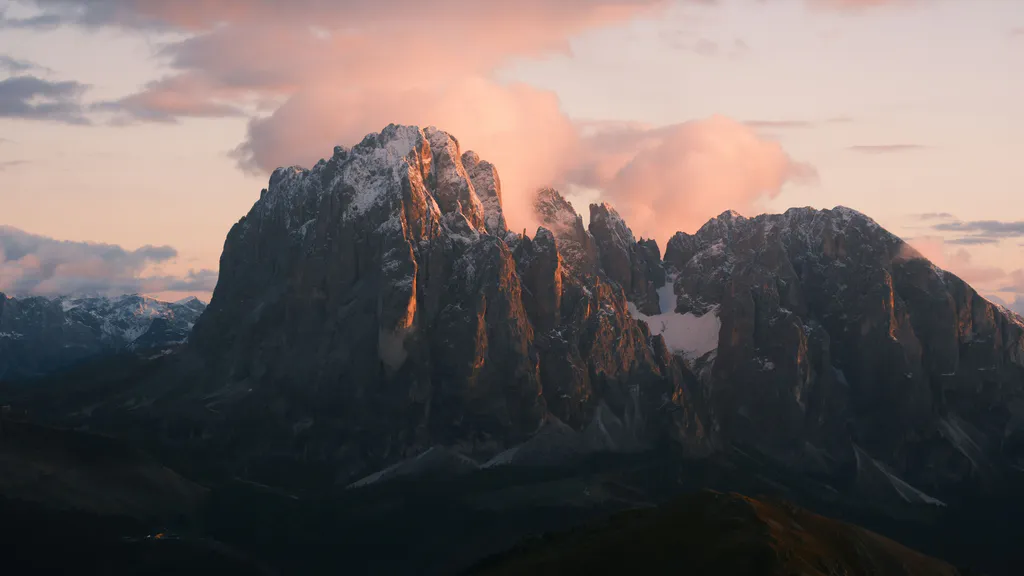 Обои на рабочий стол: Залитые солнцем горные вершины