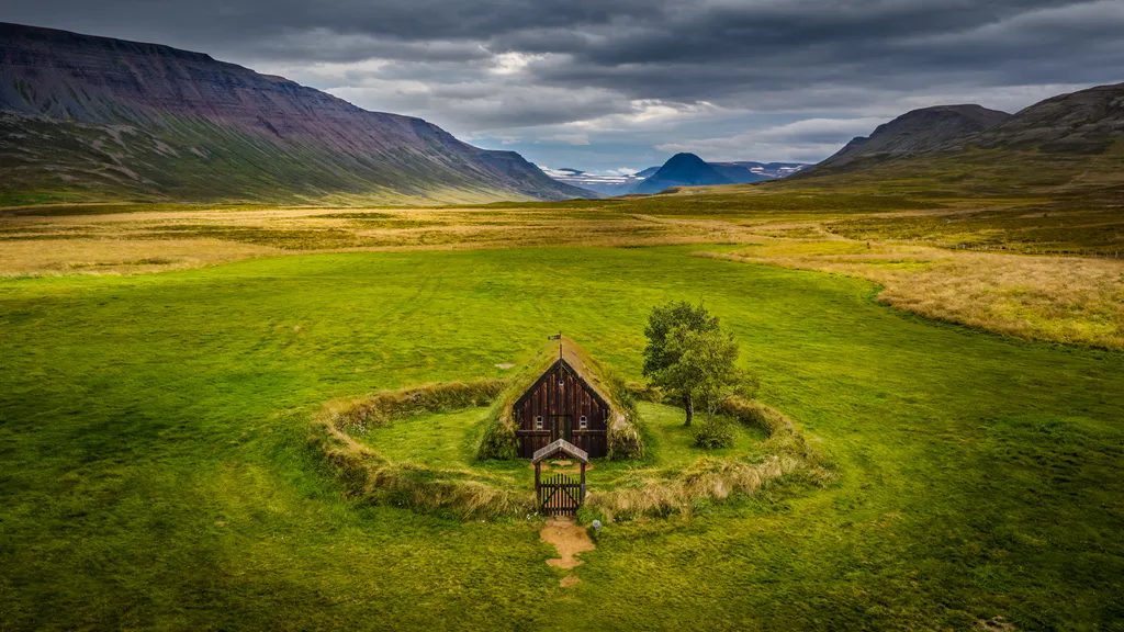 Desktop wallpaper: Icelandic peat house