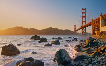 Мост Golden Gate, Сан-Франциско, Калифорния, Побережье океана, Скалистый берег, Горы, Закат, Морские волны