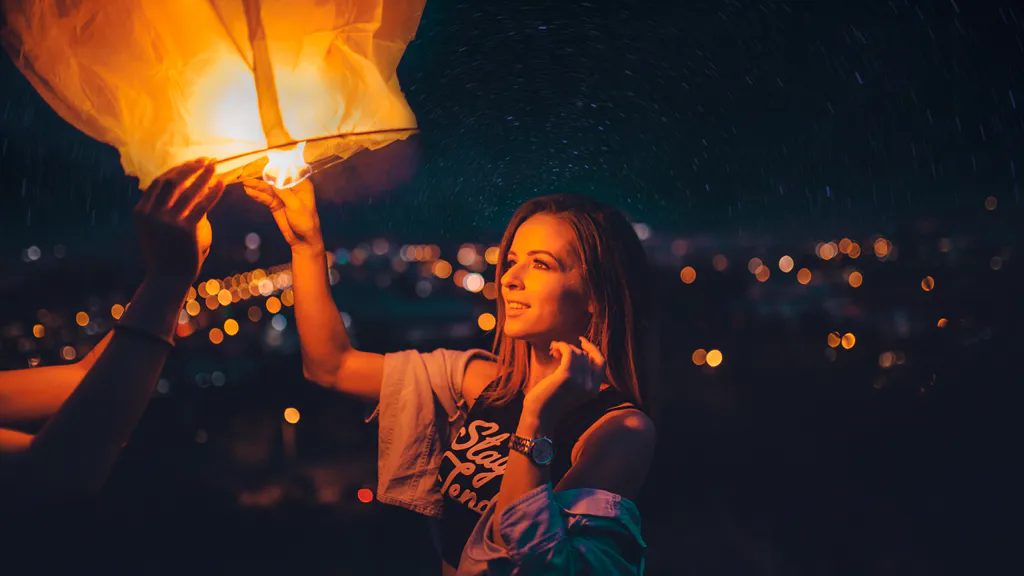 Desktop wallpaper: A girl with a flashlight