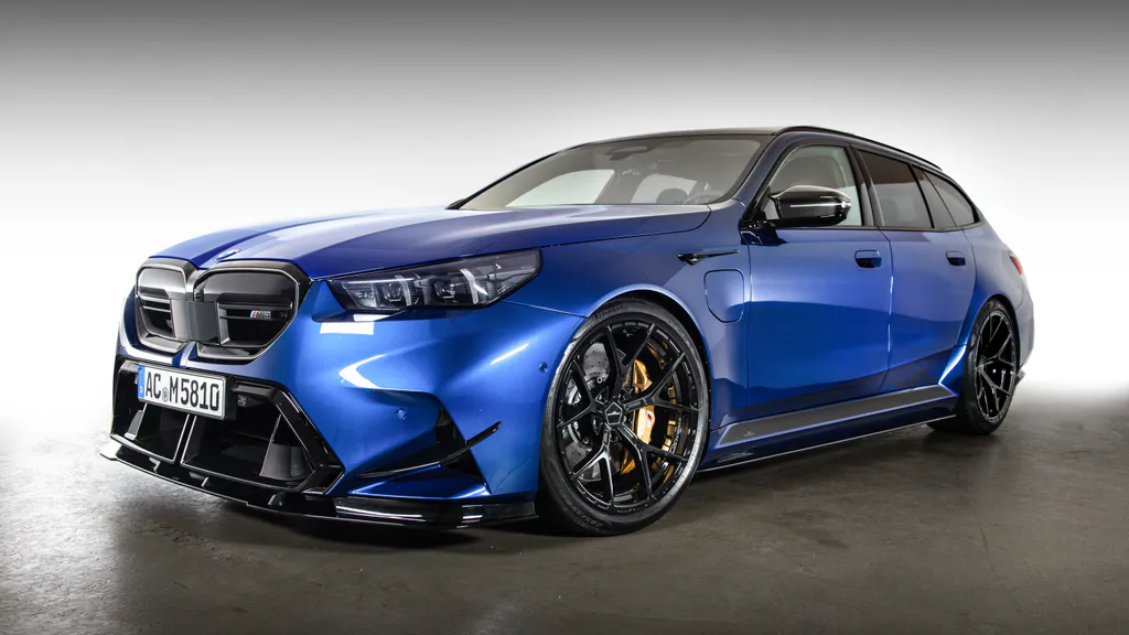 Обои на рабочий стол: BMW M5 Touring