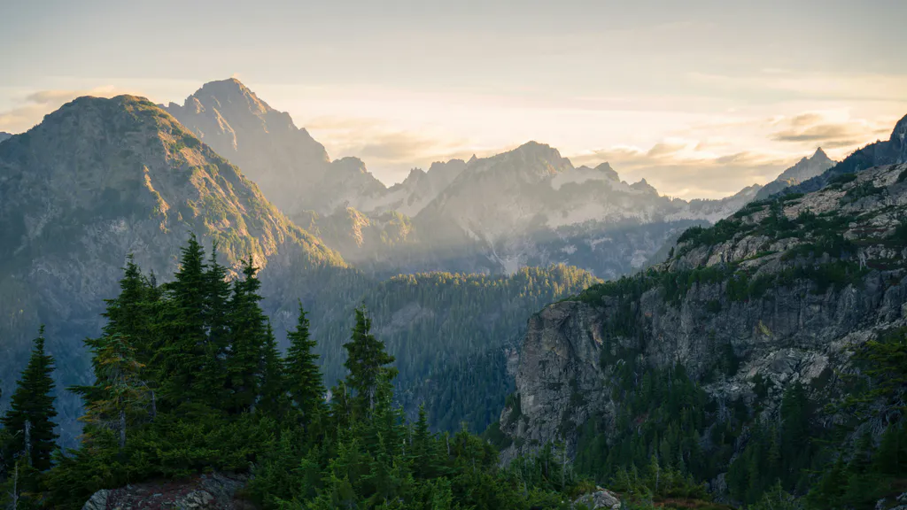 Desktop wallpaper: Dawn over a mountain range