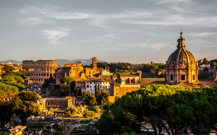 Коллизей, Форум романум, Купольная церковь, Историческая архитектура, Италия, Панорама, Солнечный свет, Зеленые деревья