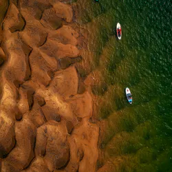 Океанские волны и оранжевый берег