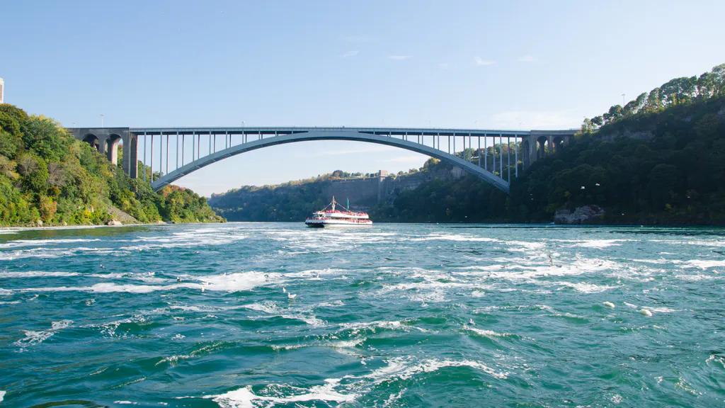 Обои на рабочий стол: Туристический катер