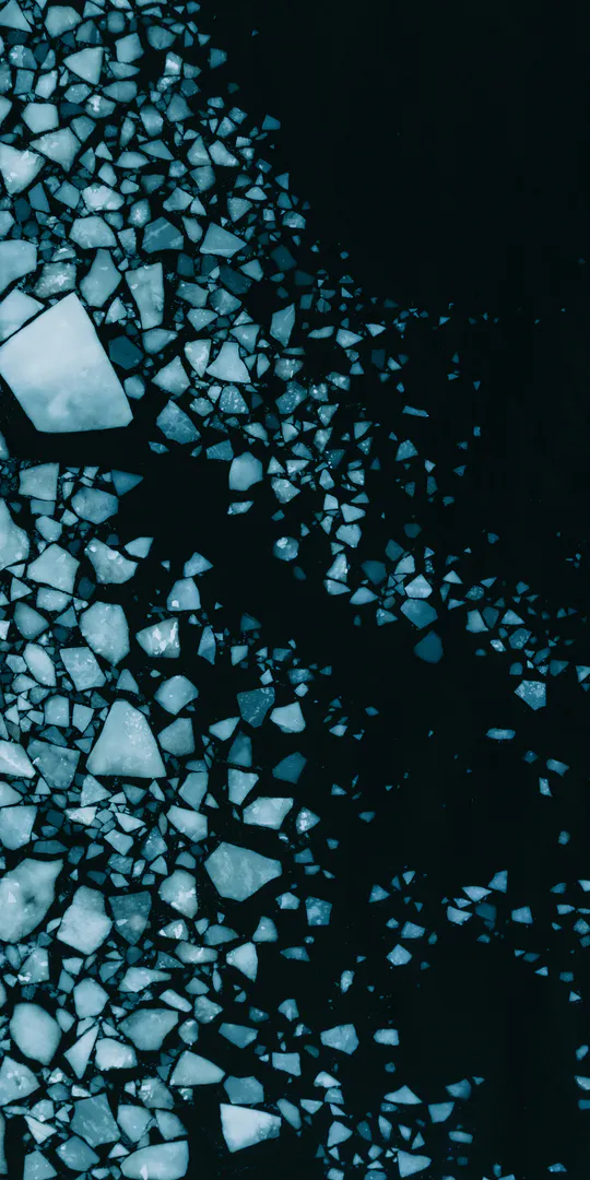 Обои на телефон: Рассыпающийся лед в темноте