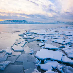 Рассыпающийся лед в темноте