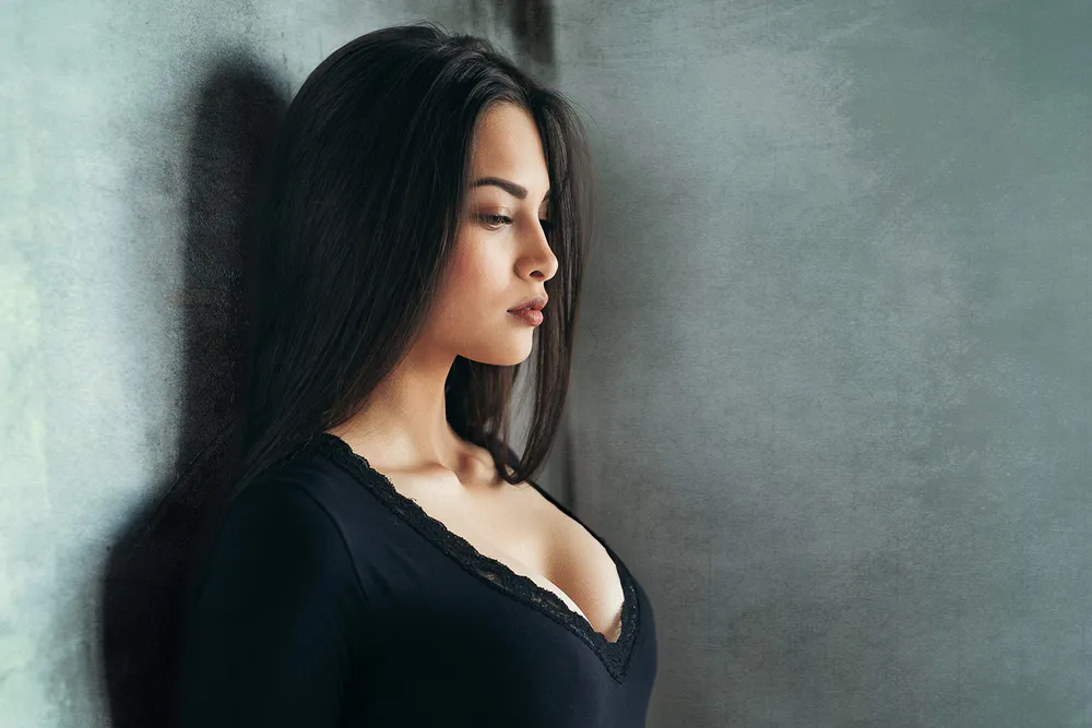 Wallpaper Young woman 1024x1024