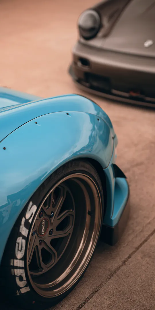 Обои на телефон: Голубой Porsche фрагмент