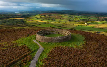Руїни, Фортеця, Пагорби, Зелена долина, Сільська місцевість, Панорама, Повітряна зйомка, Дрон
