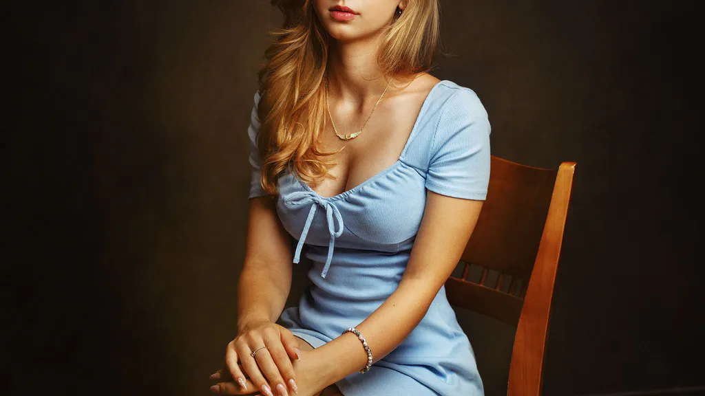 Обои на рабочий стол: Девушка в голубом