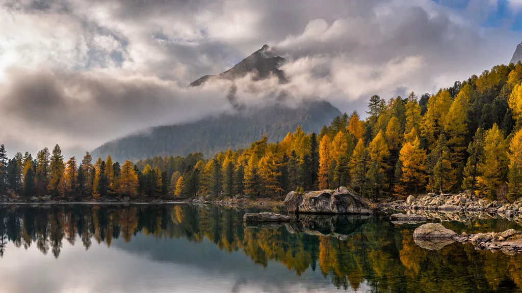 Обои на рабочий стол: Осеннее отражение в озере