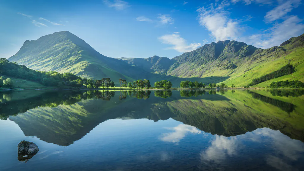 Desktop wallpaper: Quiet mountain lake