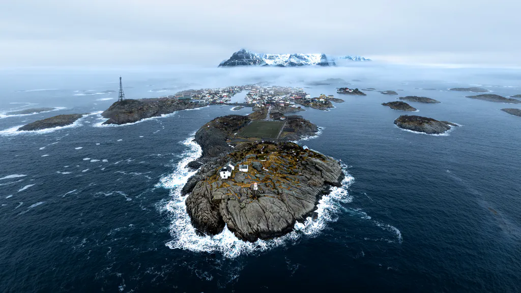 Desktop wallpaper: An island village in the fog