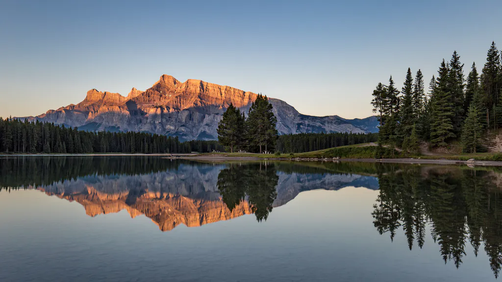 Обои на рабочий стол: Рассвет в канадских Скалистых горах