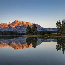 Величественный рассвет в тишине гор