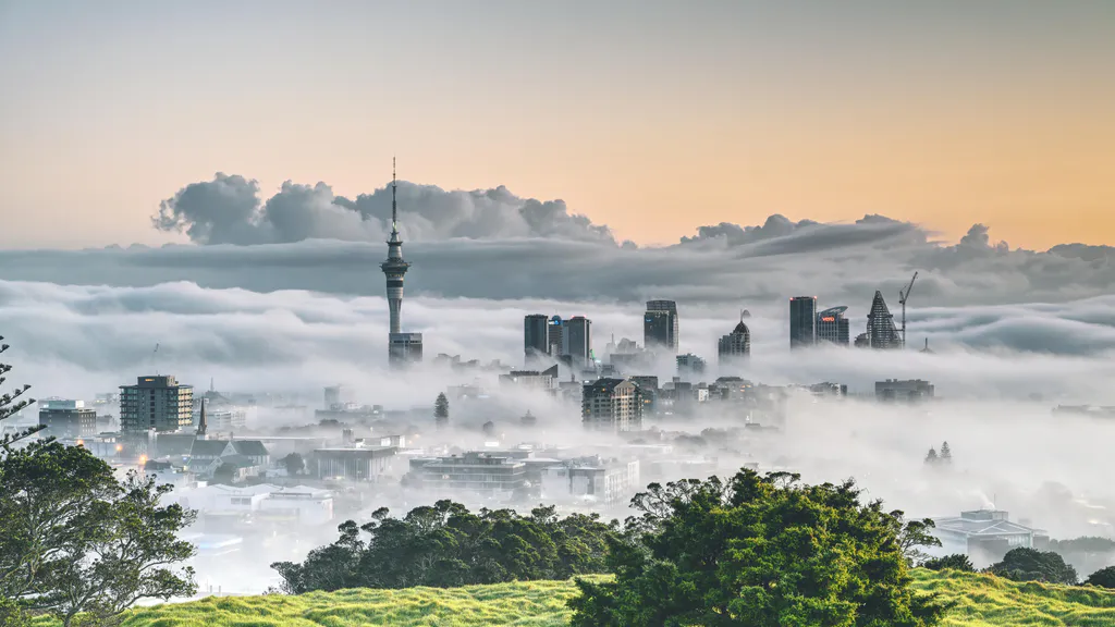 Desktop wallpaper: Auckland in the clouds