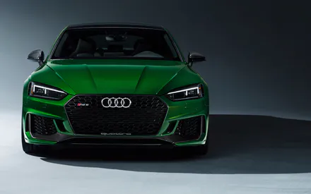 Audi, Rs5, Rs5 Sportback, Спортивний автомобіль, Автомобіль, Машина, Зелена машина, Зелений автомобіль, Спереду, Вид спереду, Фари, Світлодіодні фари, Решітка радіатора, Бампер, Капот, Емблема, Кільця, Логотип, Студійне фото, Сірий фон, Мінімалізм