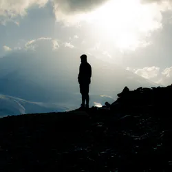 Самотній жовтий будинок