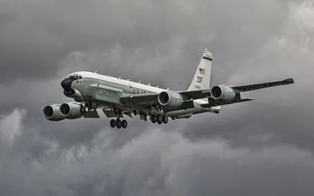 Літак, Військовий літак, Boeing RC-135, ВПС США, USAF, Розвідник, Політ, Небо, Грозові хмари, Шасі, Авіація, Військова техніка, Чотиримоторний, Сірий літак