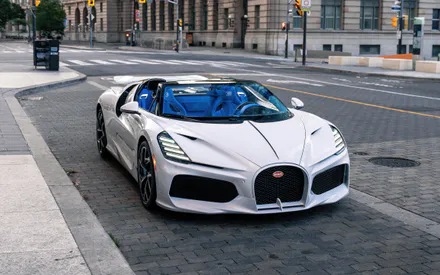 Bugatti Mistral, Родстер, Суперкар, Гиперкар, Спорткар, Белый автомобиль, Белая машина, Синий салон, Роскошь, Авто, Город, Улица, Дорога, Скорость, Эксклюзив