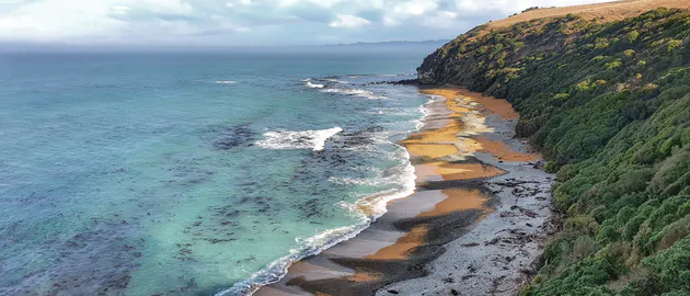 Скала, Пляж, Волны, Голубая вода, Прибрежные растения, Песок, Панорама, Облачное небо, Ultrawide