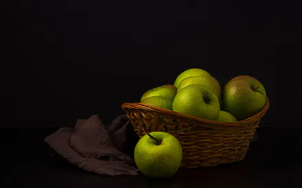 Зеленые яблоки, Яблоки в корзине, Плетеная корзина, Фрукты, Спелые яблоки, Натюрморт, Темный фон, Черный фон, Минимализм, Эстетика, Капли воды, Свежие фрукты, Еда, Здоровое питание, Органические продукты, Салфетка, Ткань, Макро