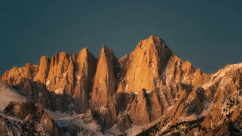 Desktop wallpaper: Golden mountain peaks