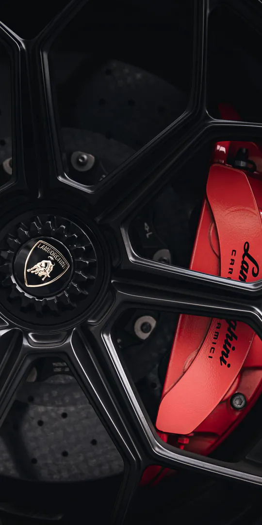 Обои на телефон: Черное колесо Lamborghini