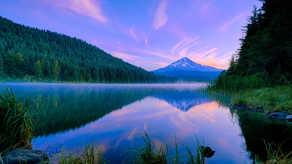 Обои на рабочий стол: Озеро в горах