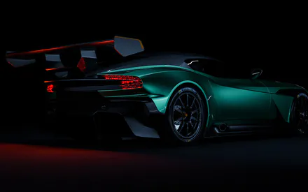 Aston Martin Vulcan, Суперкар, Гиперкар, Трековый автомобиль, Спорткар, Гоночный автомобиль, Авто, Машина, Зеленый, Темно-зеленый, Изумрудный, Карбон, Углеволокно, Спойлер, Антикрыло, Задние фары, Диффузор, Колеса, Диски, Michelin, Шины, Студийный свет, Ч